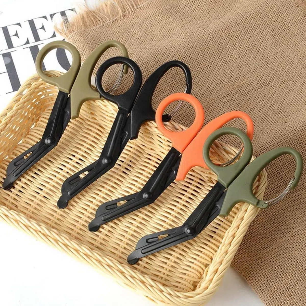Tijeras de vendaje de titanio, tijeras EMT y tijeras de trauma, dobladas con revestimiento negro para enfermeras, estudiantes, sala de emergencias (negro, 19 cm)