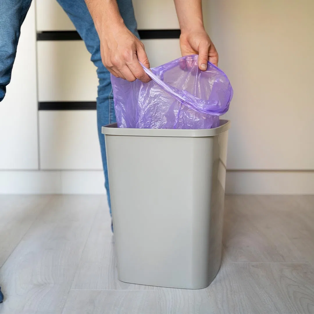 Clim Profesional 240 Bolsas de Basura para Papelera de Baño o Pequeña. 8 Rollos de 30 Bolsas 10L Blancas Extra Resistentes, muy Perfumadas y con Sistema Autocierre