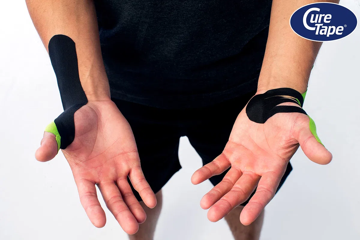 CureTape Sports Cinta de Kinesiología | Adhesión 30% más Fuerte para Condiciones Extremas | Resistente al Agua | Viscosa de Secado Rápido | Cinta sin Cortar para Hombro, Rodilla, Tobillo (Negro)