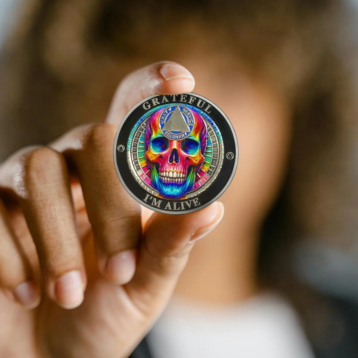 AtSKnSK Calavera colorida moneda sobriedad Grateful I'm Alive AA Moneda Recuperación AA HA NA Chips Medallones de sobriedad Token Regalos de Alcohólicos Anónimos para Hombres y Mujeres