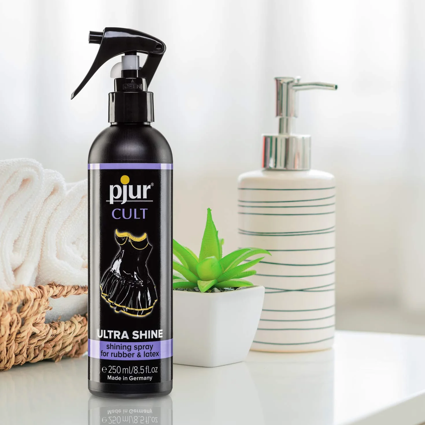 pjur CULT Ultra Shine - Cuida el látex para un brillo intenso sin pulido posterior - para goma (250ml)