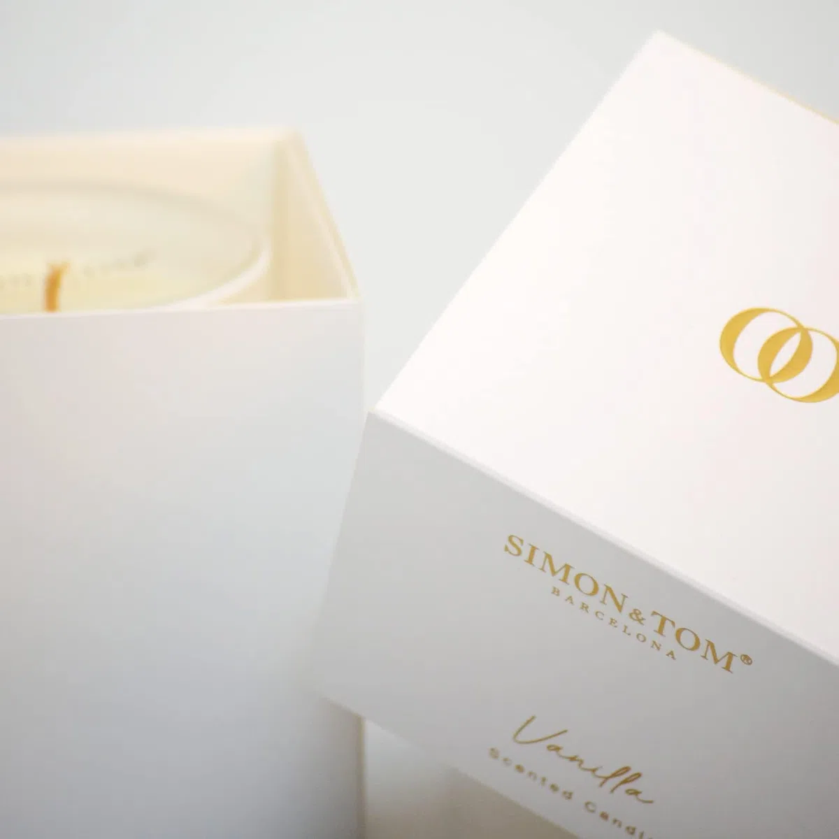Simon&Tom Velas Aromáticas para Regalo, Fragancia a Vainilla, Cera de Soja Natural, Larga Duración, 100 Horas de Autonomía, Vela perfumada y decorativa en frasco de cerámica, Aromaterapia