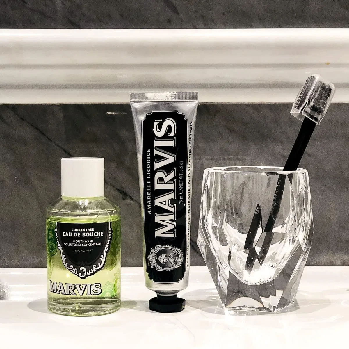 Marvis Enjuague bucal concentrado menta verde, 120 ml, colutorio sin alcohol para un aliento fresco, reduce la acumulación de placa y cuida las encías