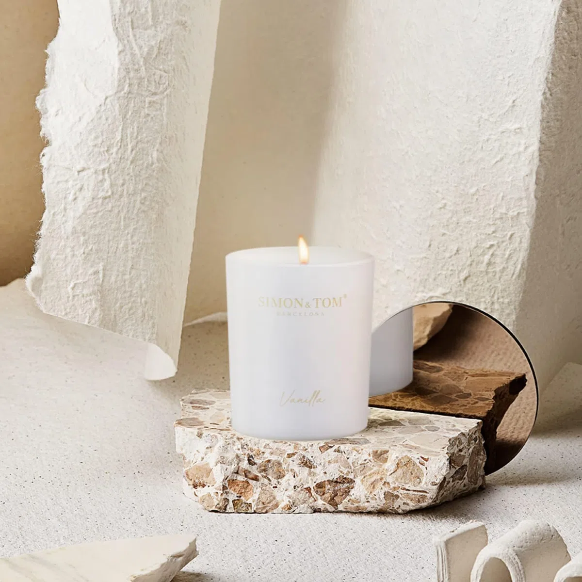 Simon&Tom Velas Aromáticas para Regalo, Fragancia a Vainilla, Cera de Soja Natural, Larga Duración, 100 Horas de Autonomía, Vela perfumada y decorativa en frasco de cerámica, Aromaterapia