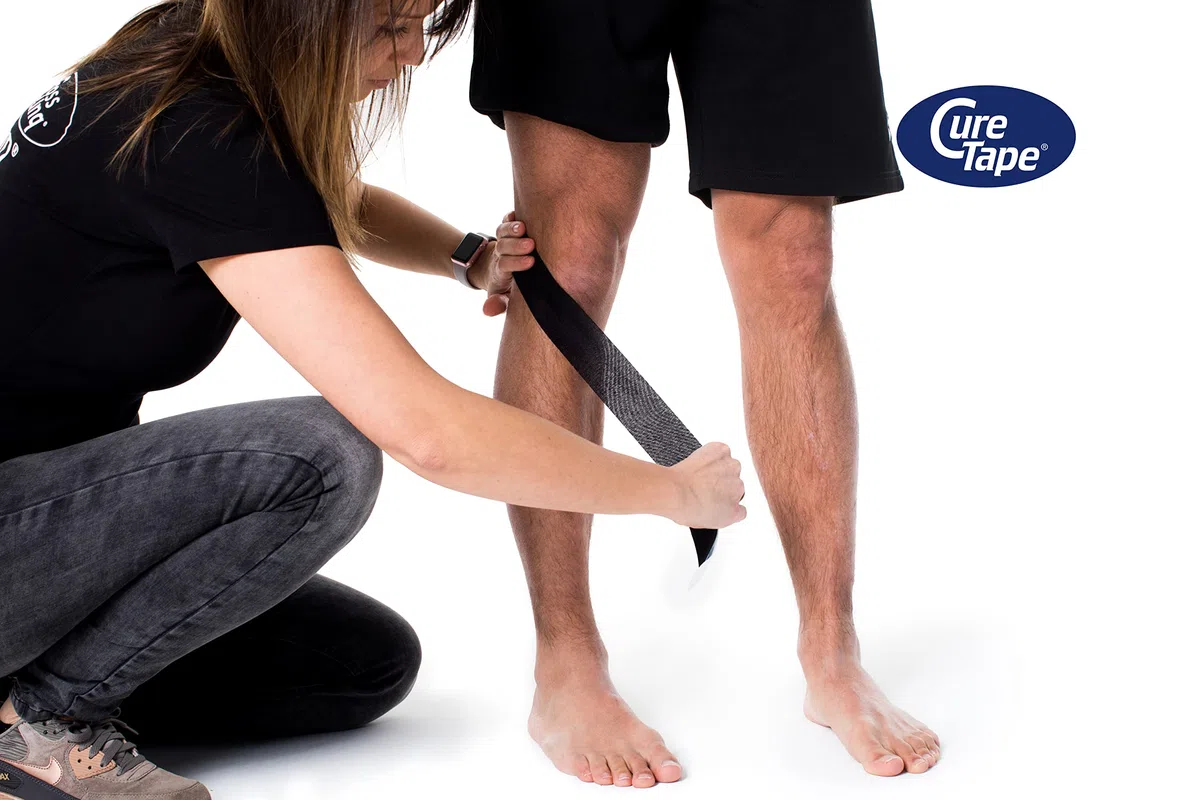 CureTape Sports Cinta de Kinesiología | Adhesión 30% más Fuerte para Condiciones Extremas | Resistente al Agua | Viscosa de Secado Rápido | Cinta sin Cortar para Hombro, Rodilla, Tobillo (Negro)