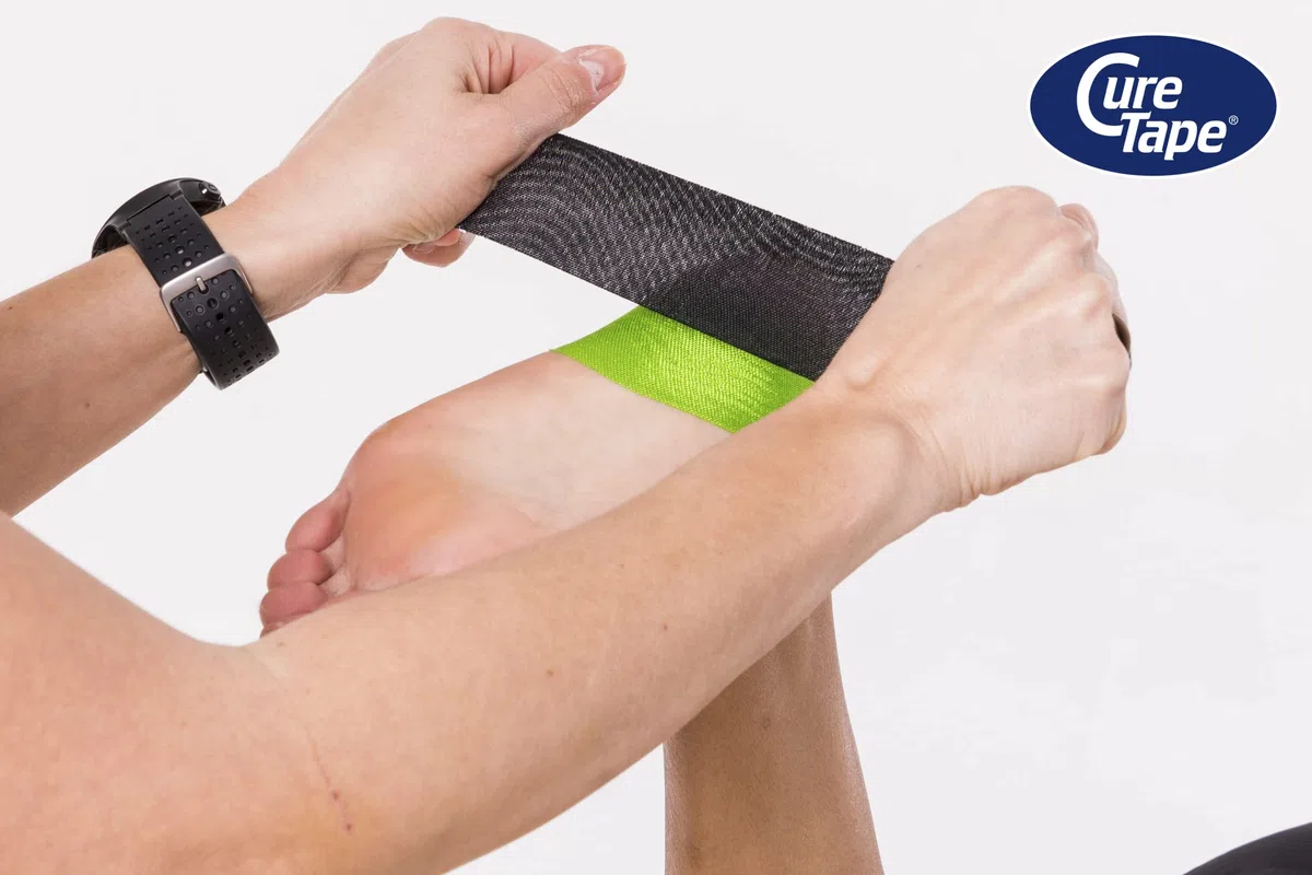 CureTape Sports Cinta de Kinesiología | Adhesión 30% más Fuerte para Condiciones Extremas | Resistente al Agua | Viscosa de Secado Rápido | Cinta sin Cortar para Hombro, Rodilla, Tobillo (Negro)