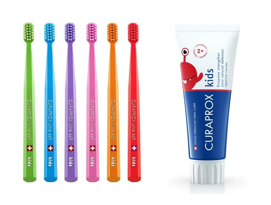 Pack Curaprox 1 unidad cepillo kids (color aleatorio) y 1 unidad Pasta dientes para niños sabor Fresa +2 años